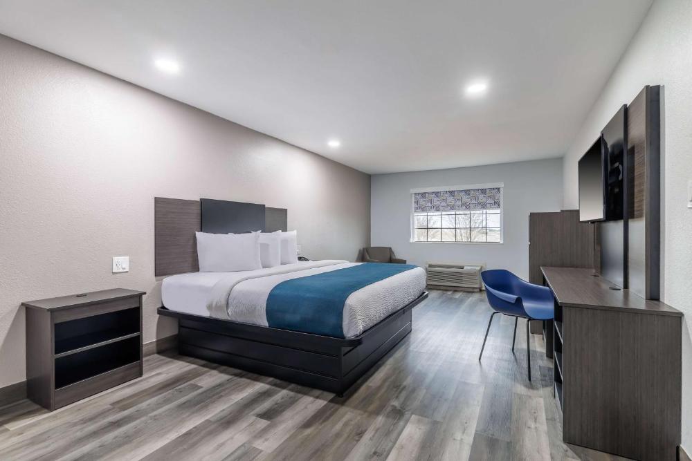 Deluxe King Room - Non-Smoking interior