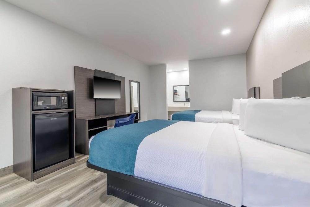 Deluxe Queen Room with Two Queen Beds - Non-Smoking interior